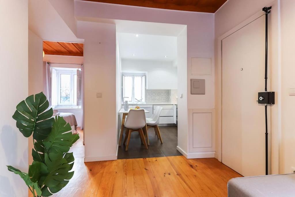 Portucale ! Campo Ourique Design W/ Balcony Apartment *