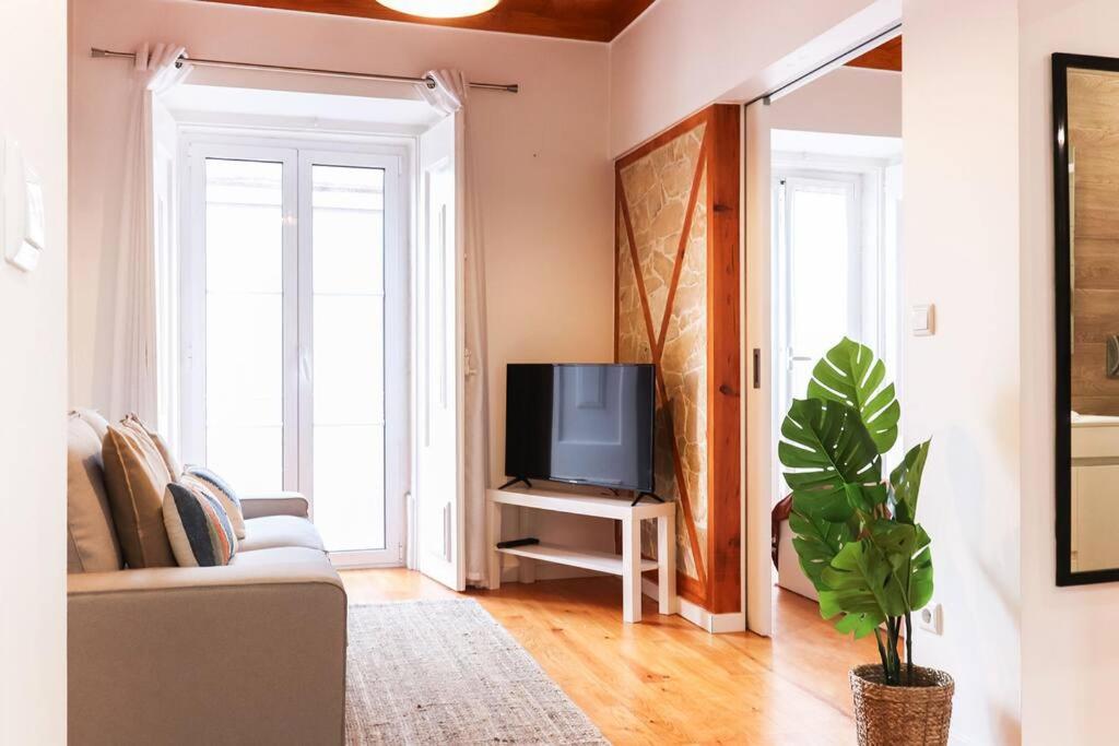 Apartment Portucale ! Campo Ourique Design W/ Balcony